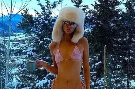 Trao luu mac bikini giua troi tuyet cua my nhan Hollywood hinh anh