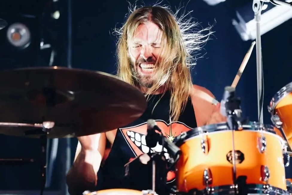 Tay trong Taylor Hawkins qua doi trong khach san hinh anh