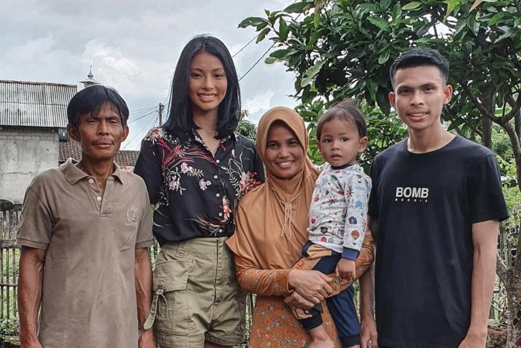 Co gai o vung que ngheo dang quang Hoa hau Hoa binh Indonesia hinh anh