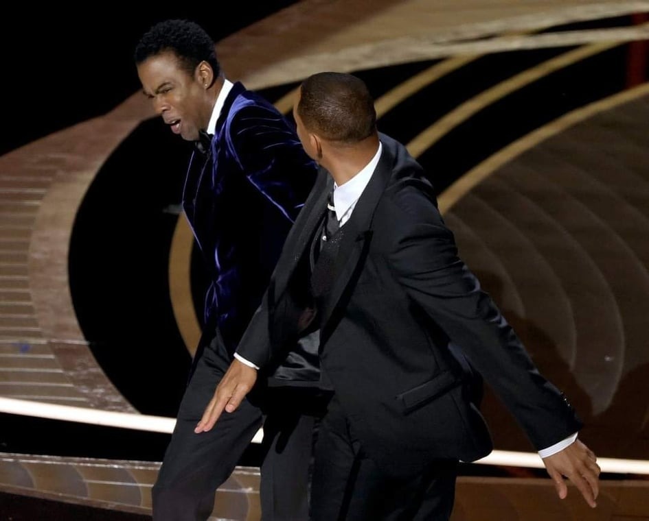 Will Smith tat Chris Rock tren san khau Oscar anh 1