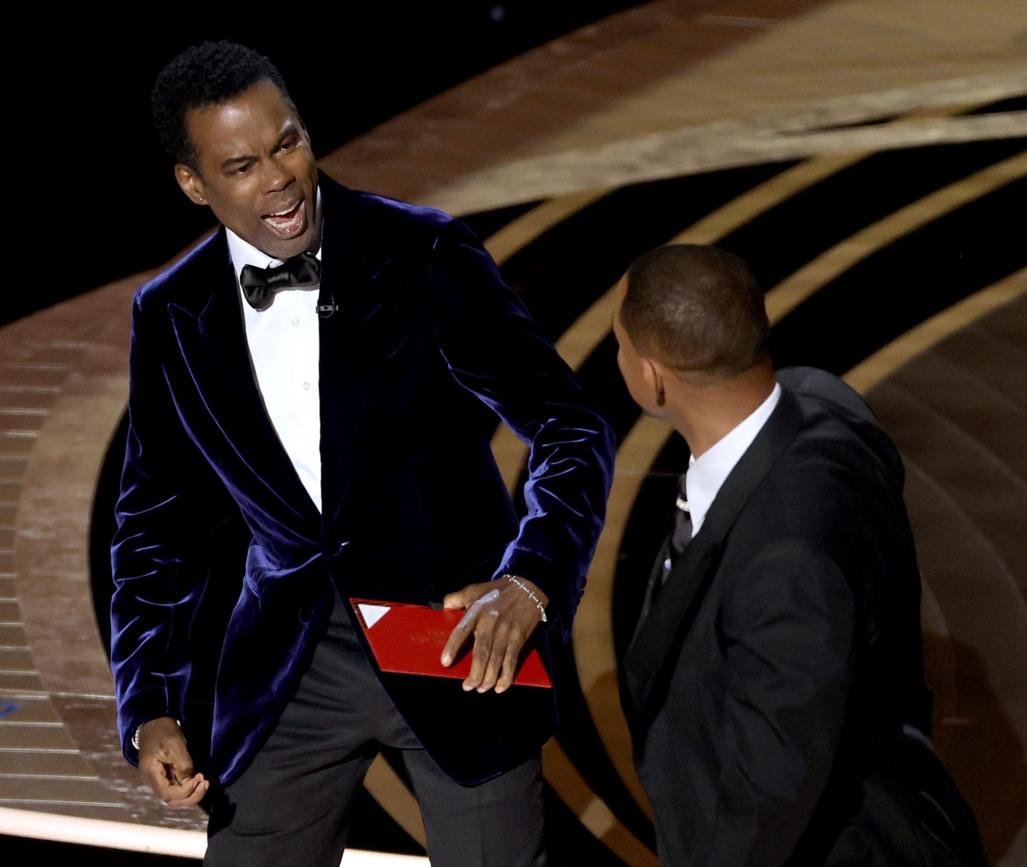 Will Smith tat Chris Rock tren san khau trao giai Oscar 2022 hinh anh