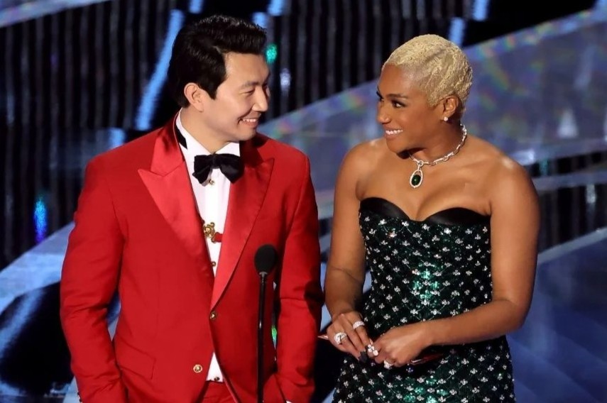 Phat ngon gay cuoi cua Luu Tu Mo o Oscar 2022 hinh anh
