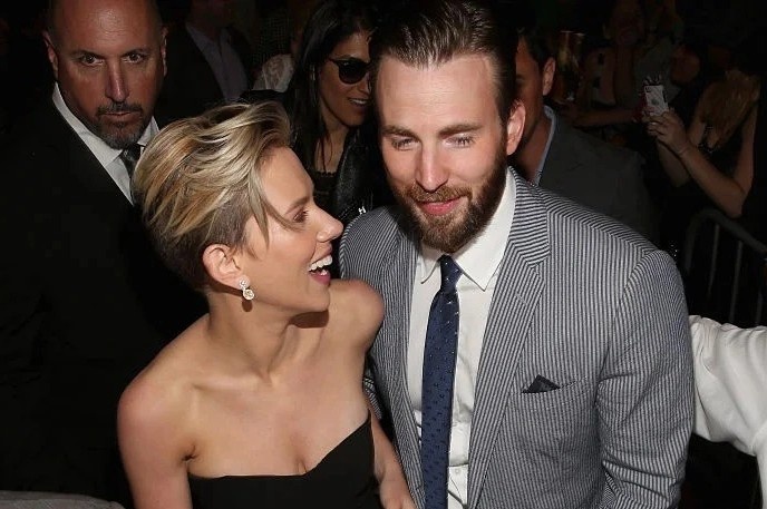 Chris Evans tai ngo Scarlett Johansson hinh anh