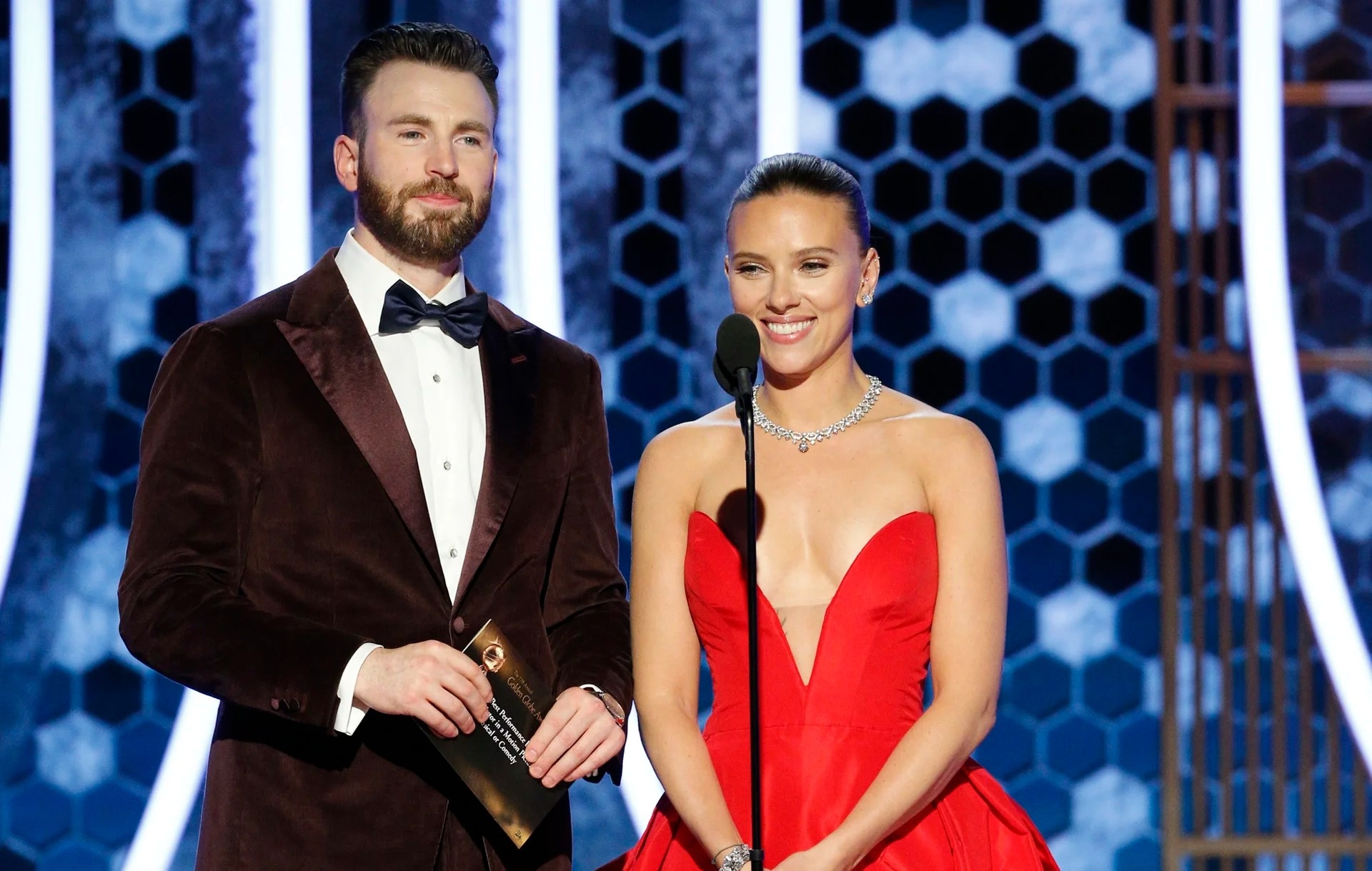 Chris Evans tai ngo Scarlett Johansson anh 1