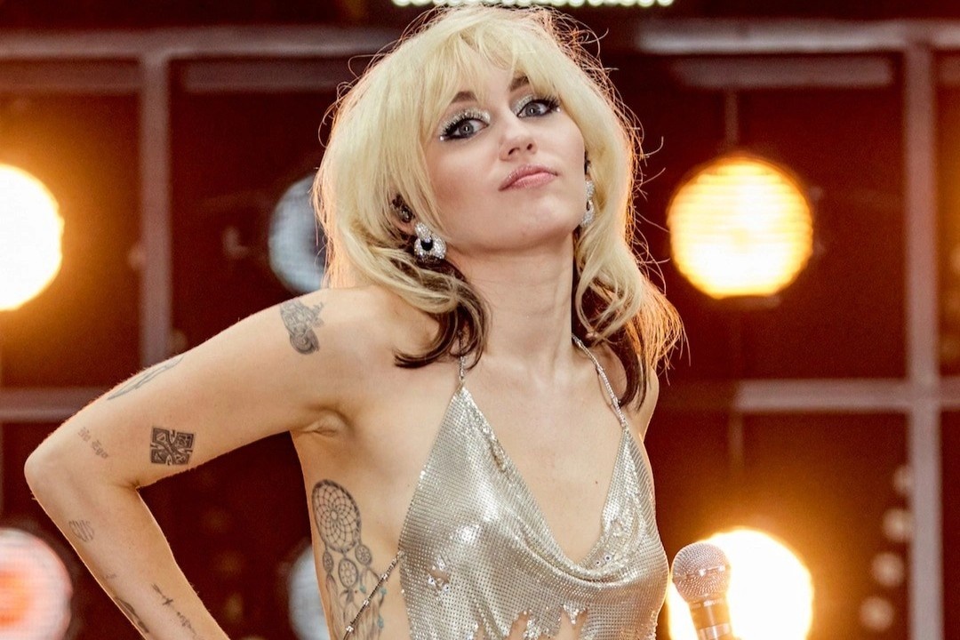 Miley Cyrus mac Covid-19 hinh anh