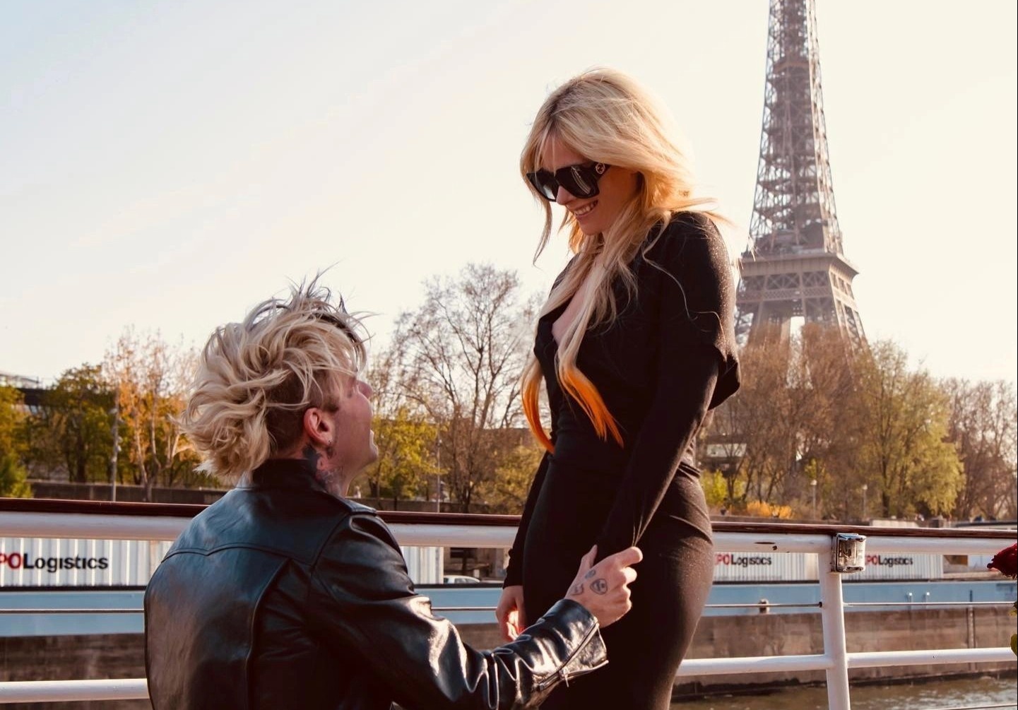 Ban trai quy goi cau hon Avril Lavigne hinh anh