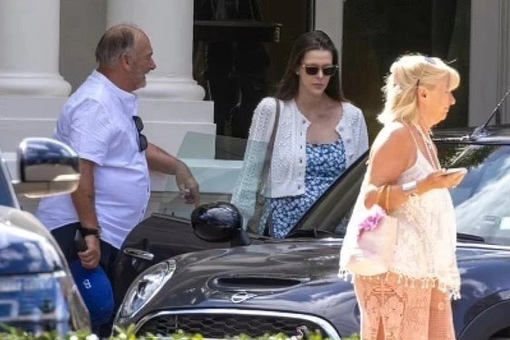 Ong ba cua Brooklyn Beckham roi le cuoi bang xe cong nghe hinh anh