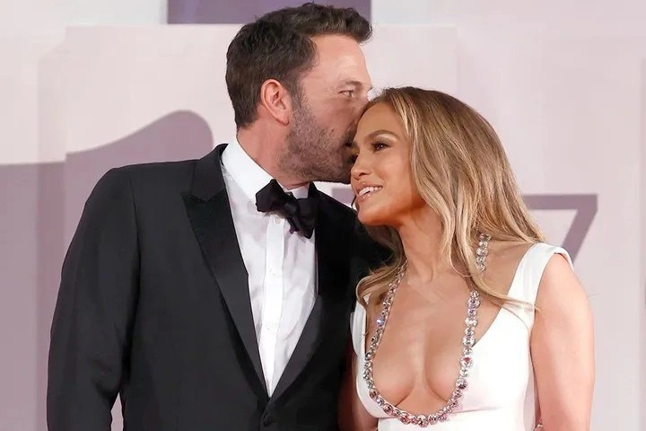 Jennifer Lopez: 'Khoc va cuoi cung luc khi duoc cau hon' hinh anh