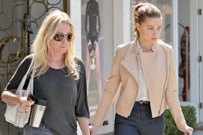 Tro ly cu to bi Amber Heard bao hanh tam ly hinh anh