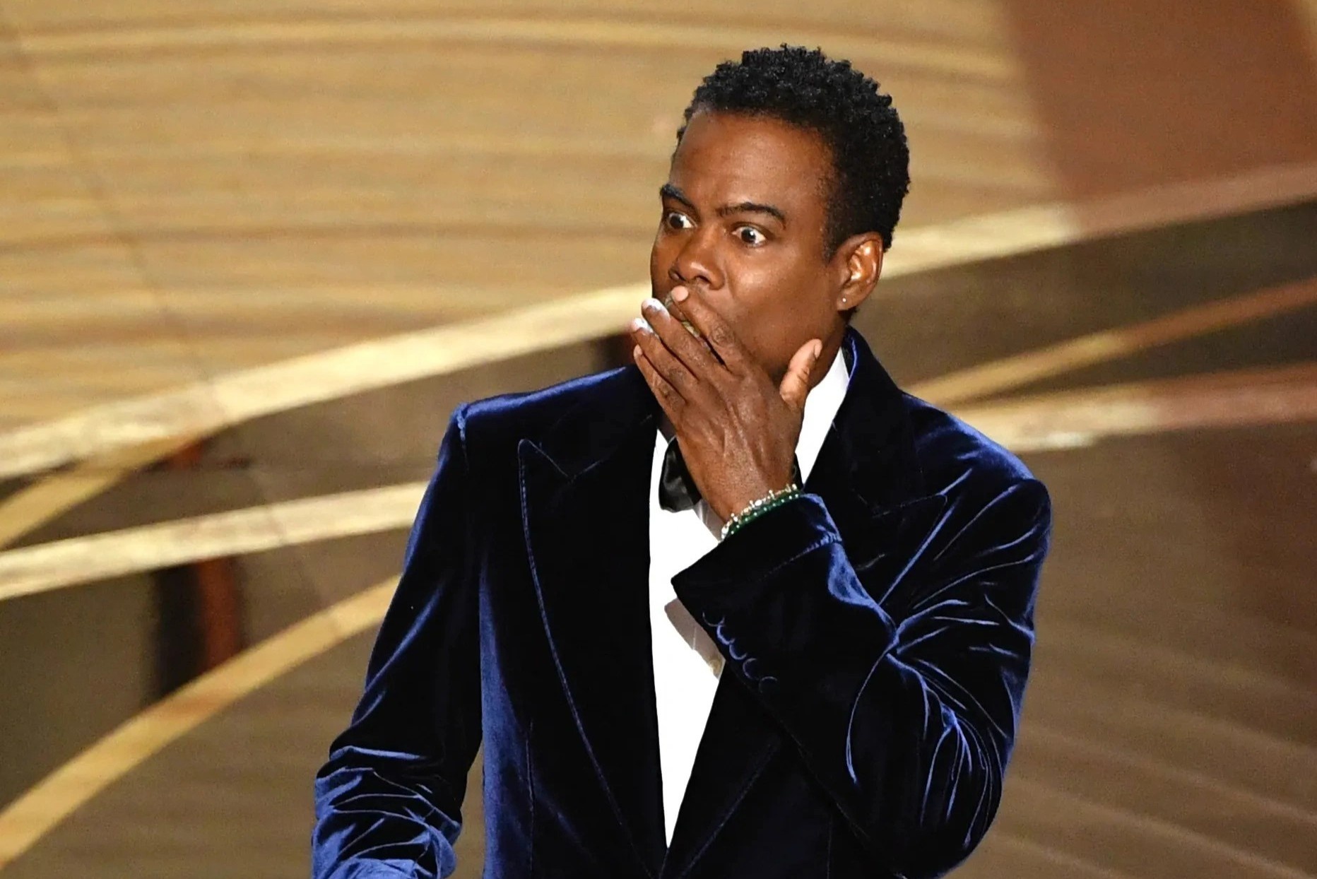Ly do Chris Rock khong roi san khau Oscar sau cu tat cua Will Smith hinh anh