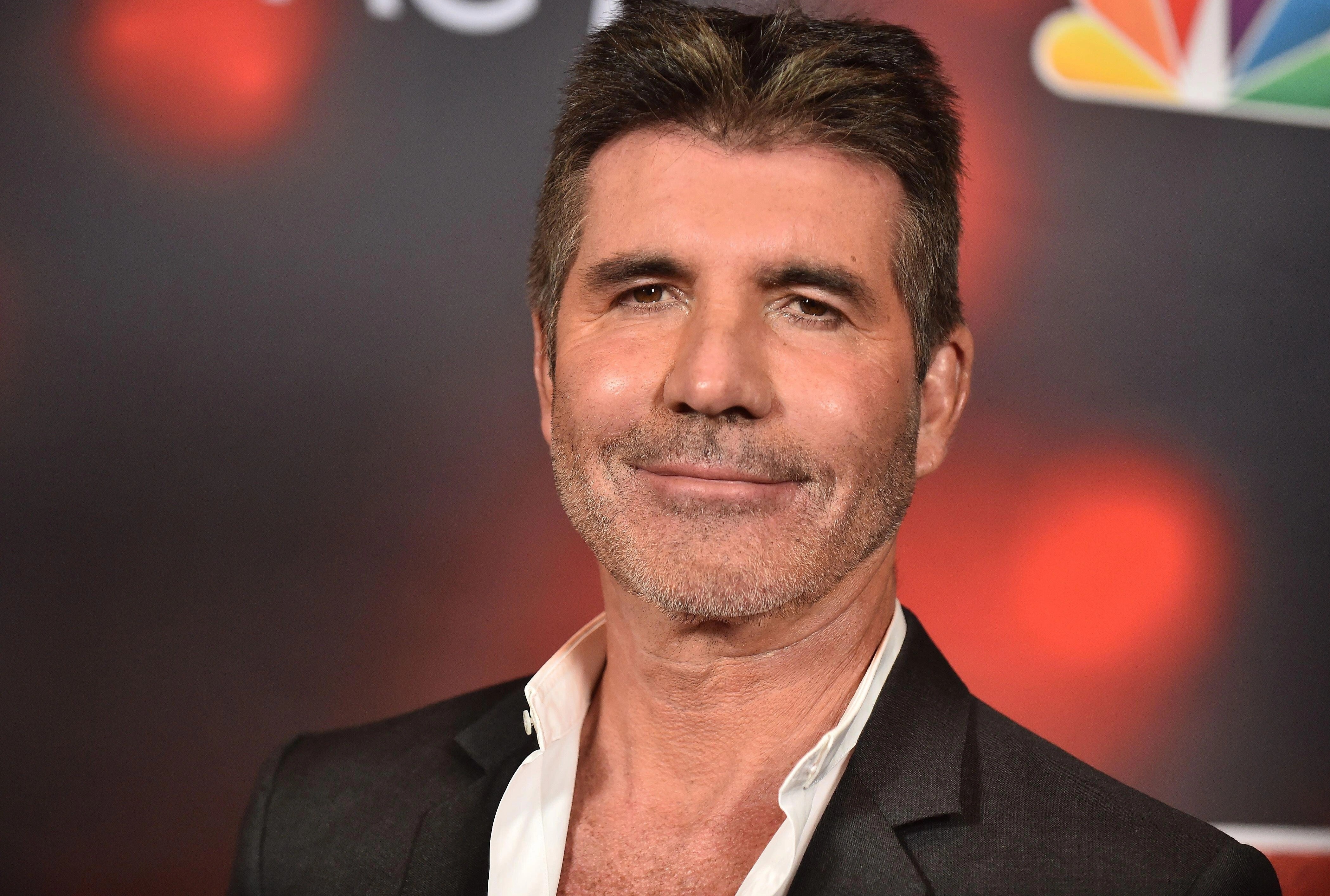Simon Cowell ngung tiem botox vi guong mat tro nen do cung hinh anh