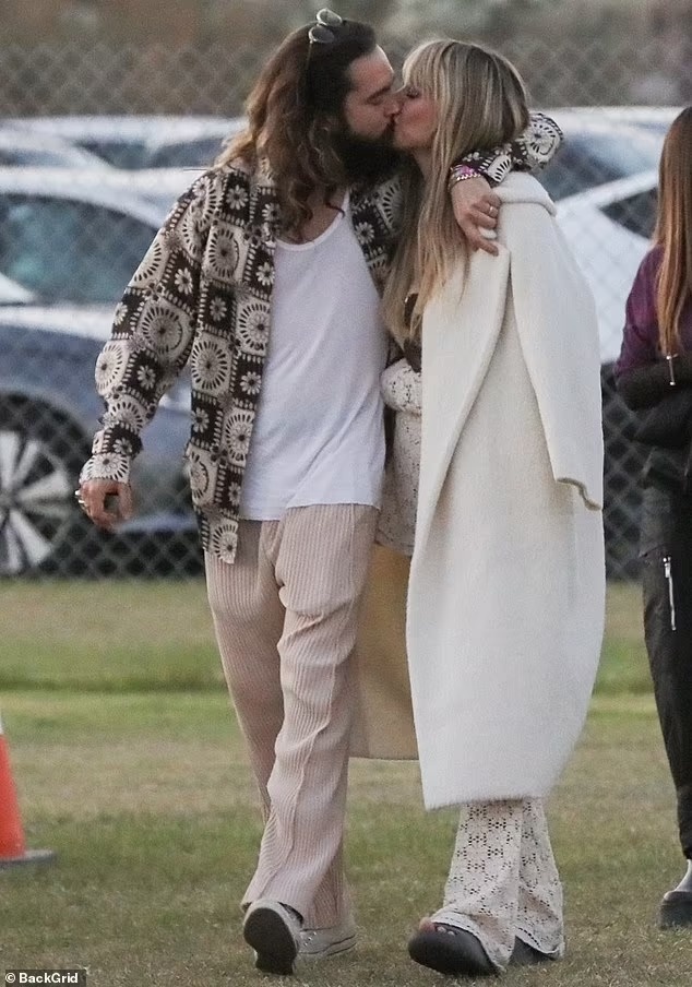 Dàn siêu mẫu nội y mặc gợi cảm ở đại nhạc hội Coachella ảnh 16 Dan sieu mau noi y mac goi cam o dai nhac hoi Coachella anh 16