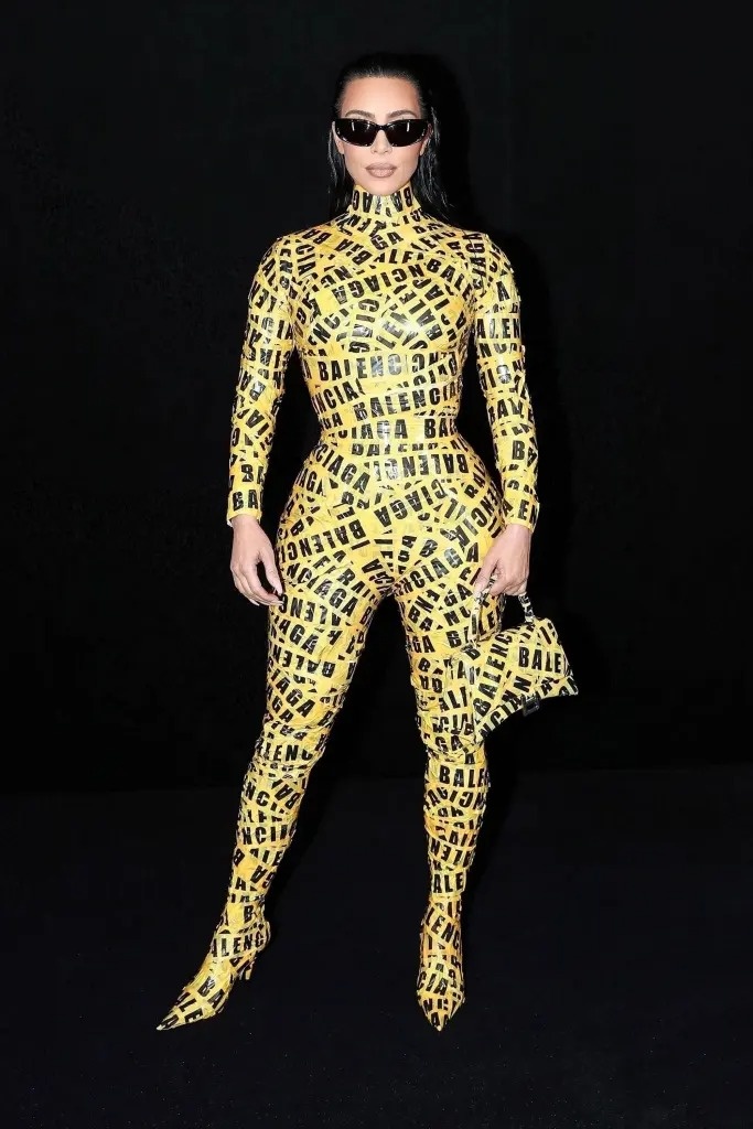 Kim Kardashian đóng bỉm khi mặc đồ bó sát ảnh 1 Kim Kardashian dong bim khi mac do bo sat anh 1