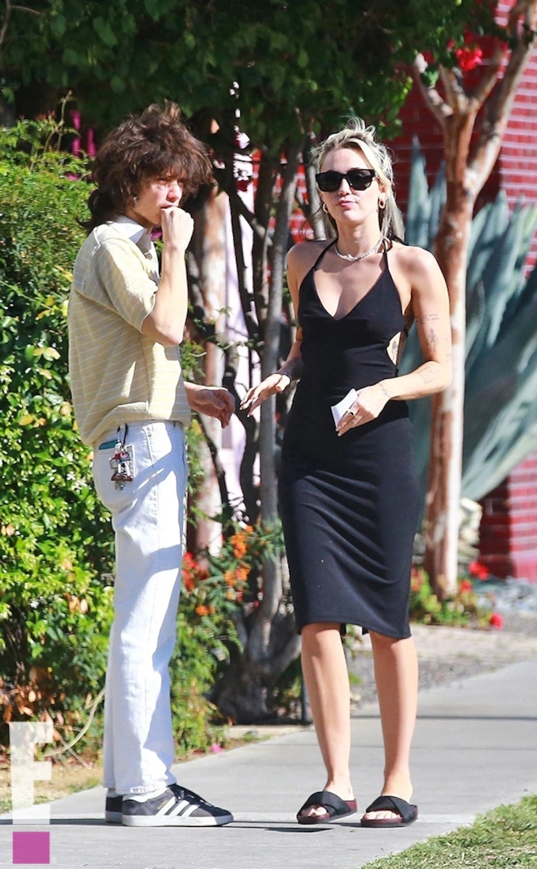 Miley Cyrus va ban trai hon nhau tren pho anh 2