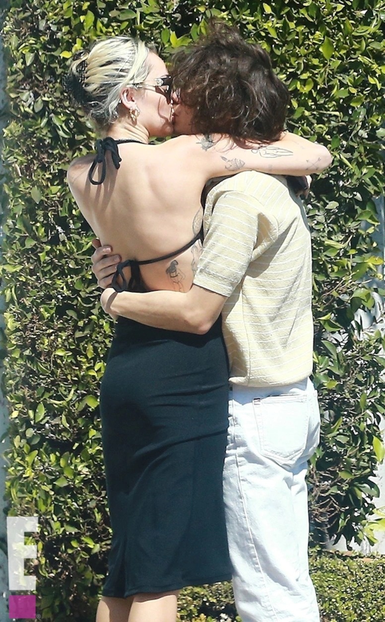 Miley Cyrus va ban trai hon nhau tren pho anh 1