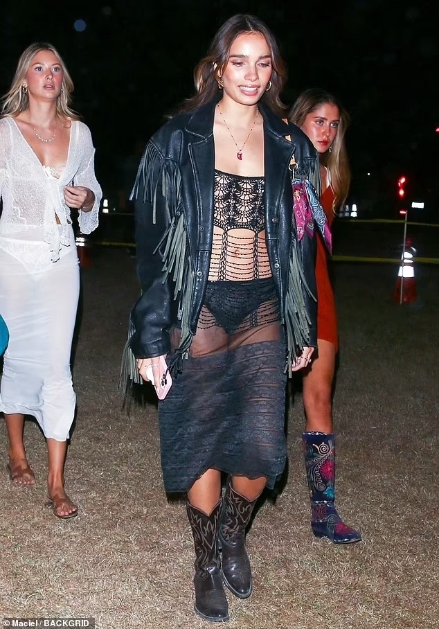 Paris Hilton mac xuyen thau anh 4