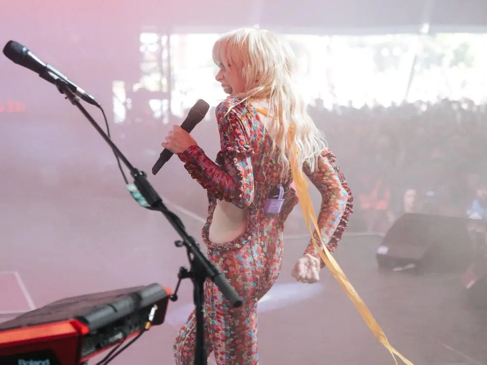 Nu ca si bi nga cau thang khi bieu dien anh 1