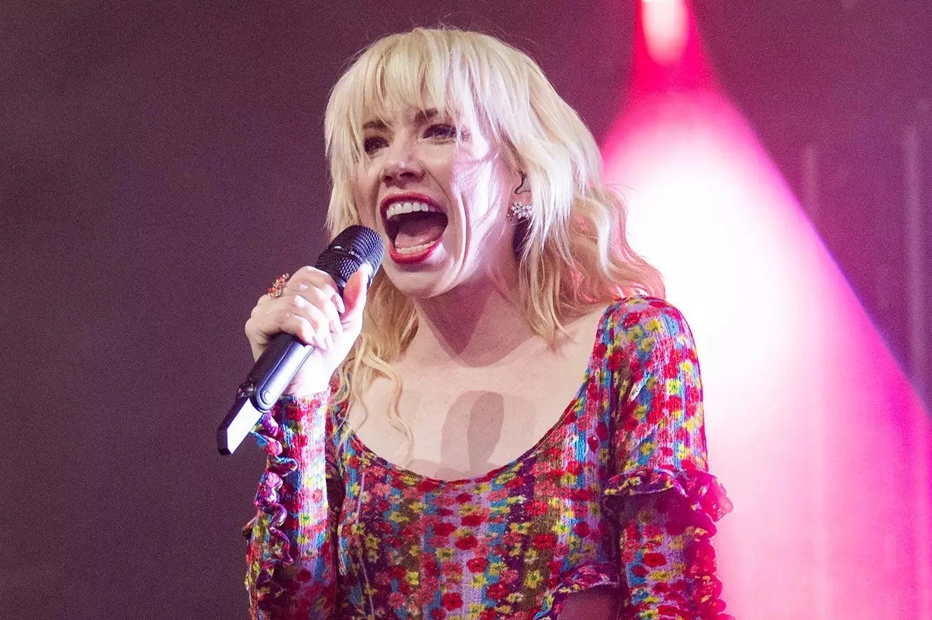 Nu ca si bi nga cau thang khi bieu dien o Coachella hinh anh