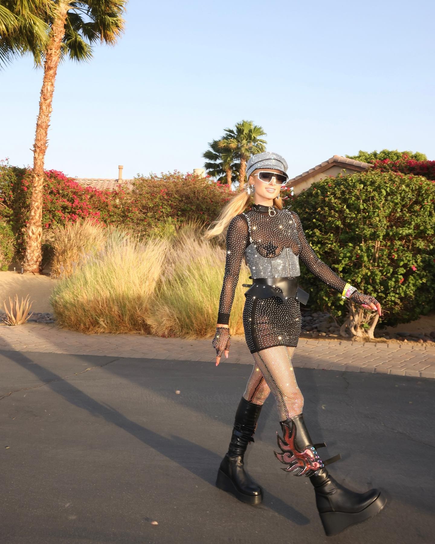 Paris Hilton mac xuyen thau anh 1