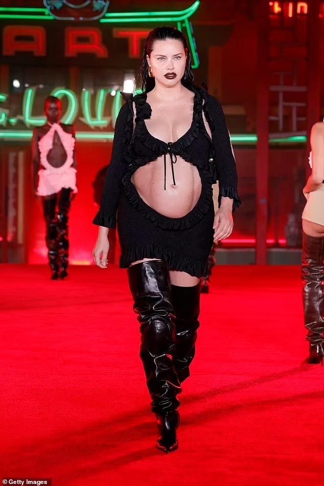 siêu mẫu nội y catwalk với bụng bầu ảnh 1 sieu mau noi y catwalk voi bung bau anh 1