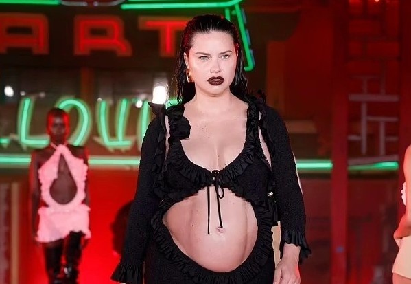 Sieu mau noi y Adriana Lima catwalk khi mang thai hinh anh