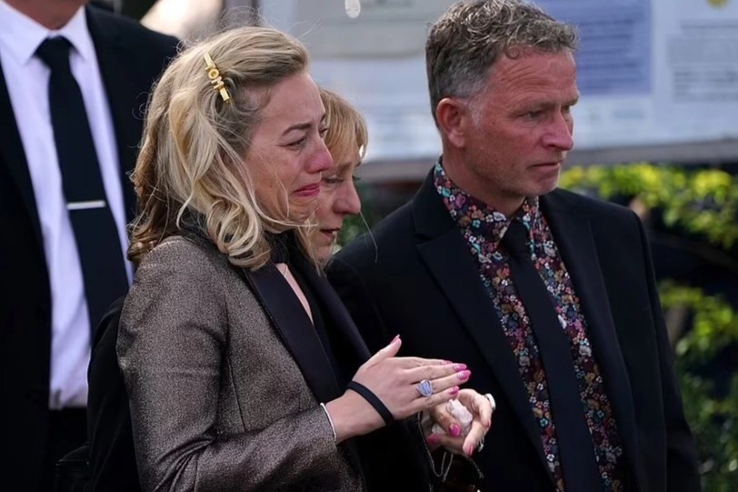 Vo Tom Parker khoc nghen khi dua tang chong hinh anh