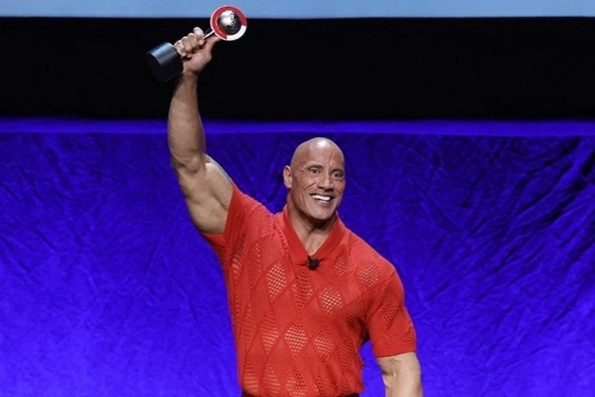 The Rock nhan giai Bieu tuong giai tri cua thap ky hinh anh