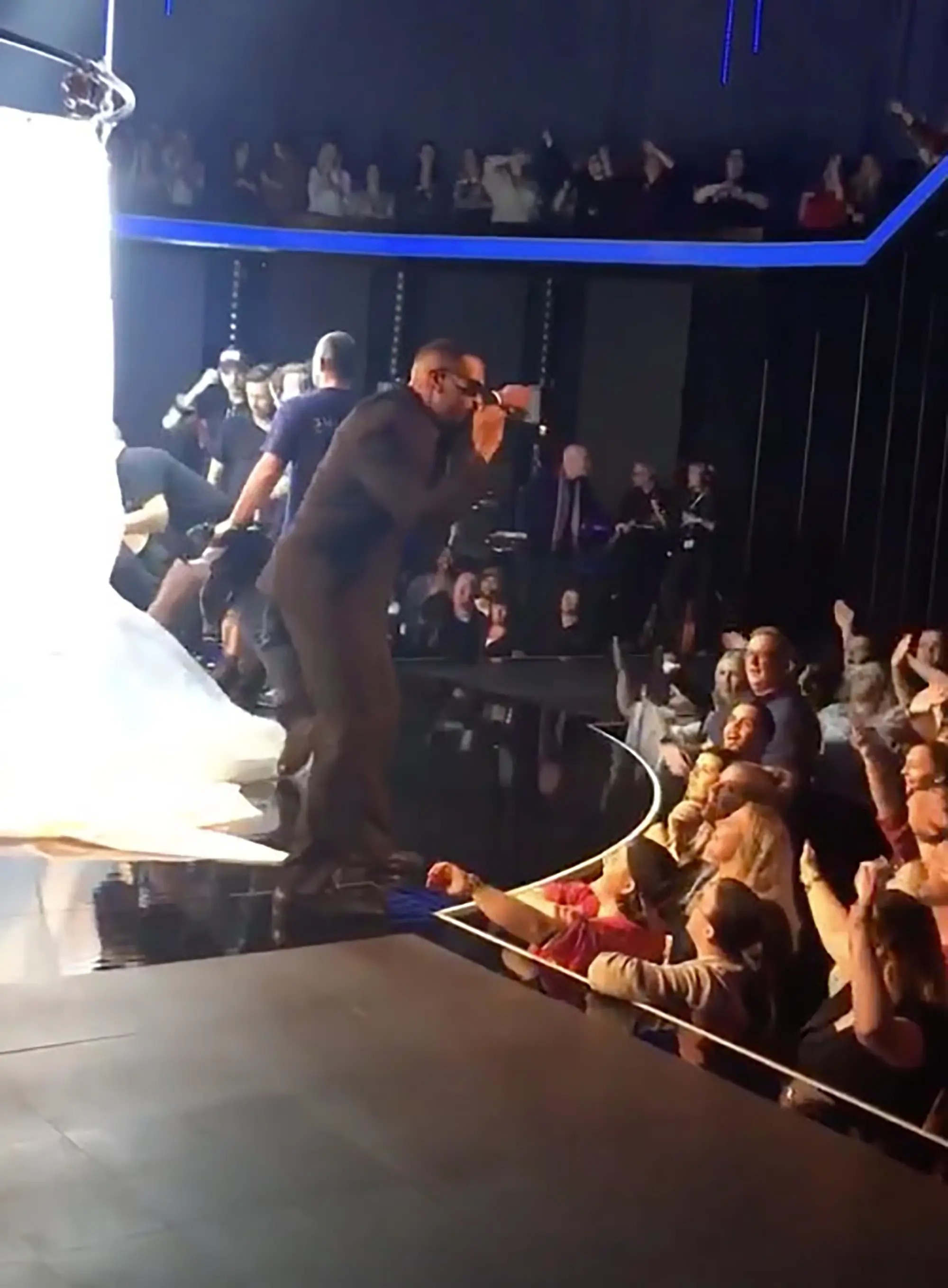 Kiếm bộn tiền nhờ đóng giả Will Smith ảnh 3 Kiem bon tien nho dong gia Will Smith anh 3