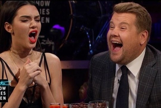 MC tai tieng James Corden roi chuong trinh an khach hinh anh