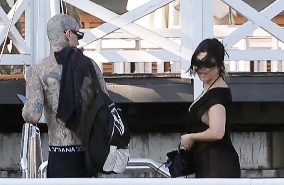 Vo chong Kourtney Kardashian huong tuan trang mat sau le cuoi hinh anh