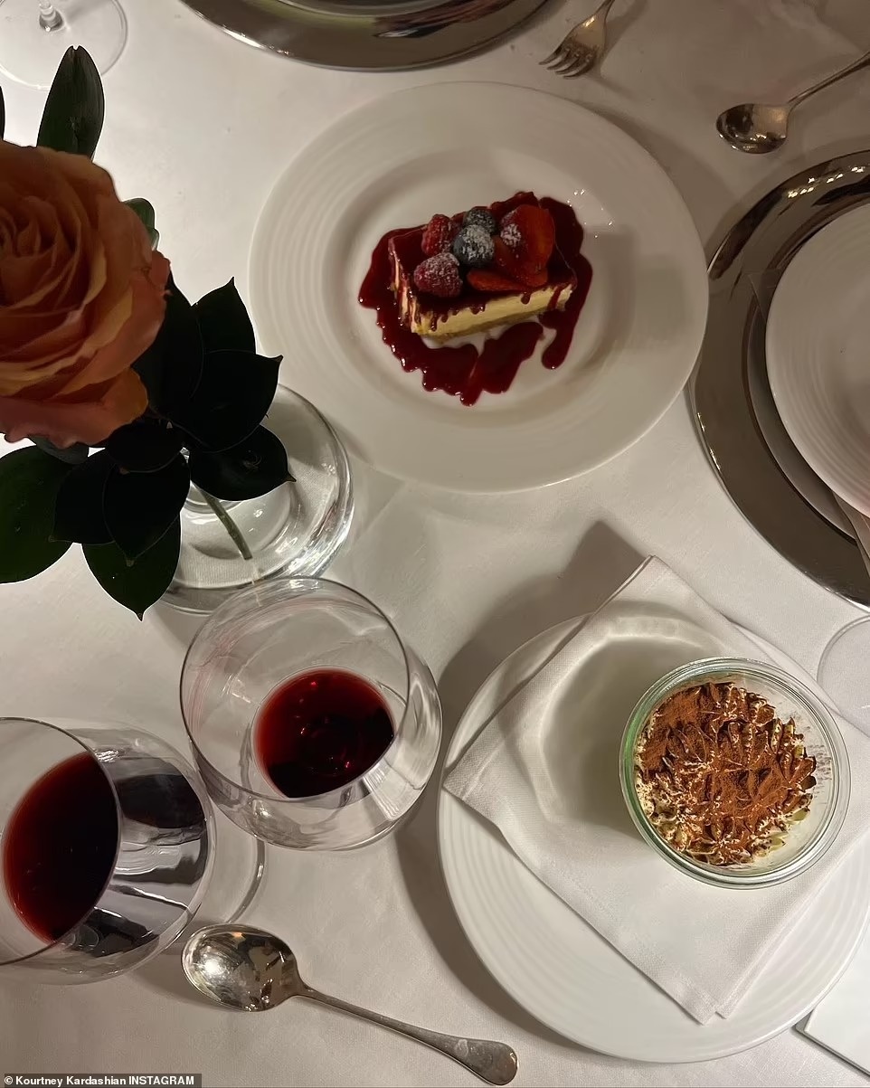 Vợ chồng Kourtney Kardashian hưởng tuần trăng mật ảnh 4 Vo chong Kourtney Kardashian huong tuan trang mat anh 4