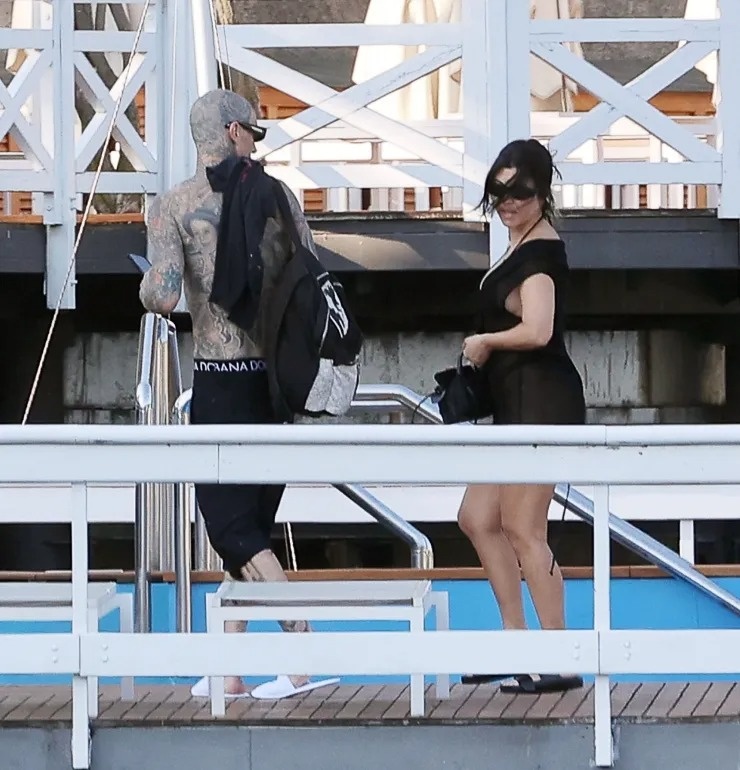 Vợ chồng Kourtney Kardashian hưởng tuần trăng mật ảnh 1 Vo chong Kourtney Kardashian huong tuan trang mat anh 1