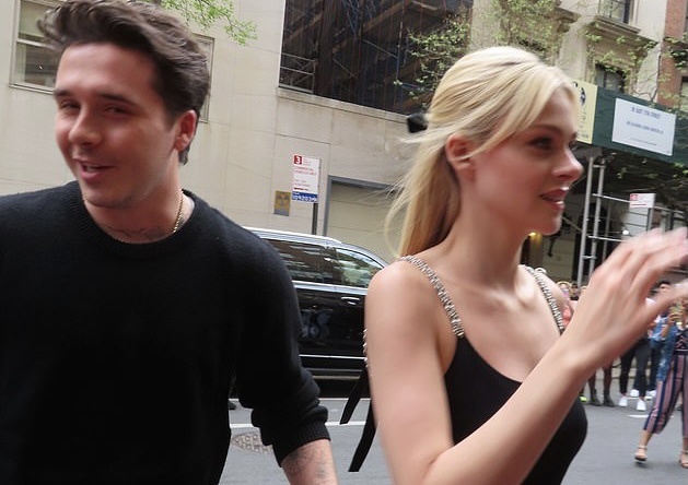 Nhan cuoi moi cua vo Brooklyn Beckham hinh anh