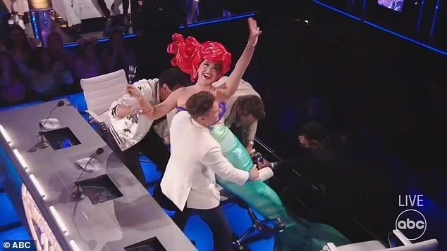 Katy Perry gap su co trang phuc anh 2