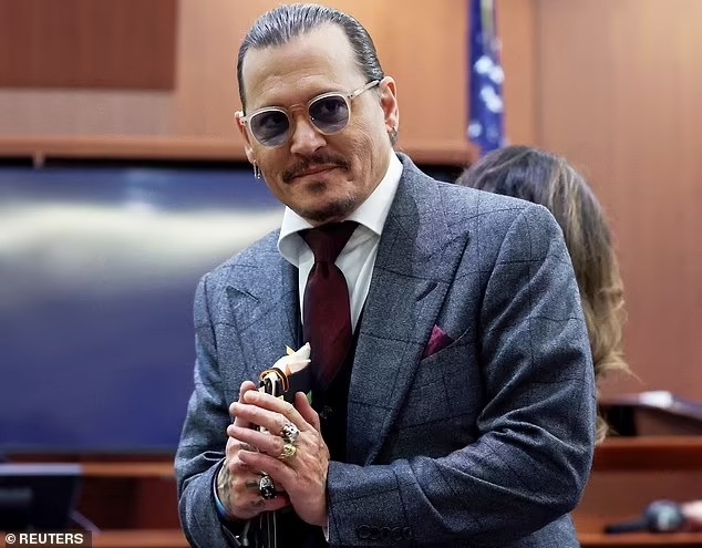 Amber Heard va Johnny Depp anh 2