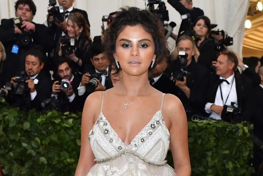 Vay mong tang cua Selena Gomez va nhung trang phuc tham hoa o Met Gala hinh anh