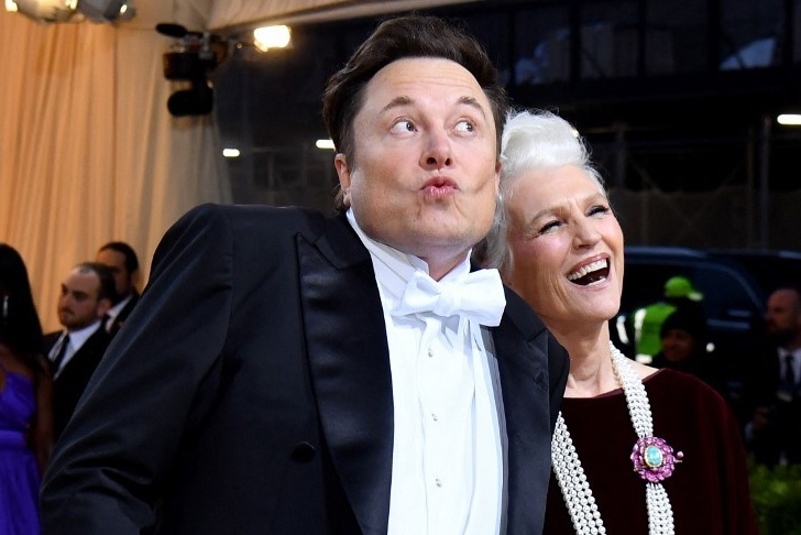 Elon Musk tao dang tren tham do Met Gala 2022 hinh anh