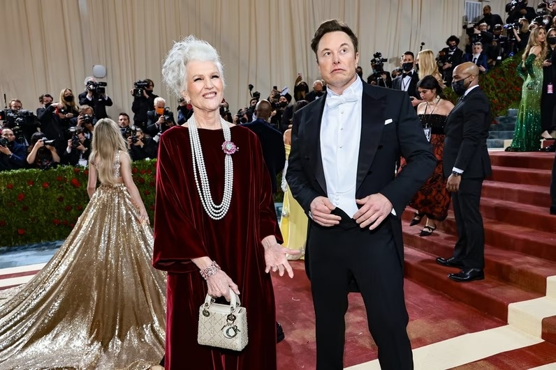 Elon Musk va me tren tham do Met Gala anh 4