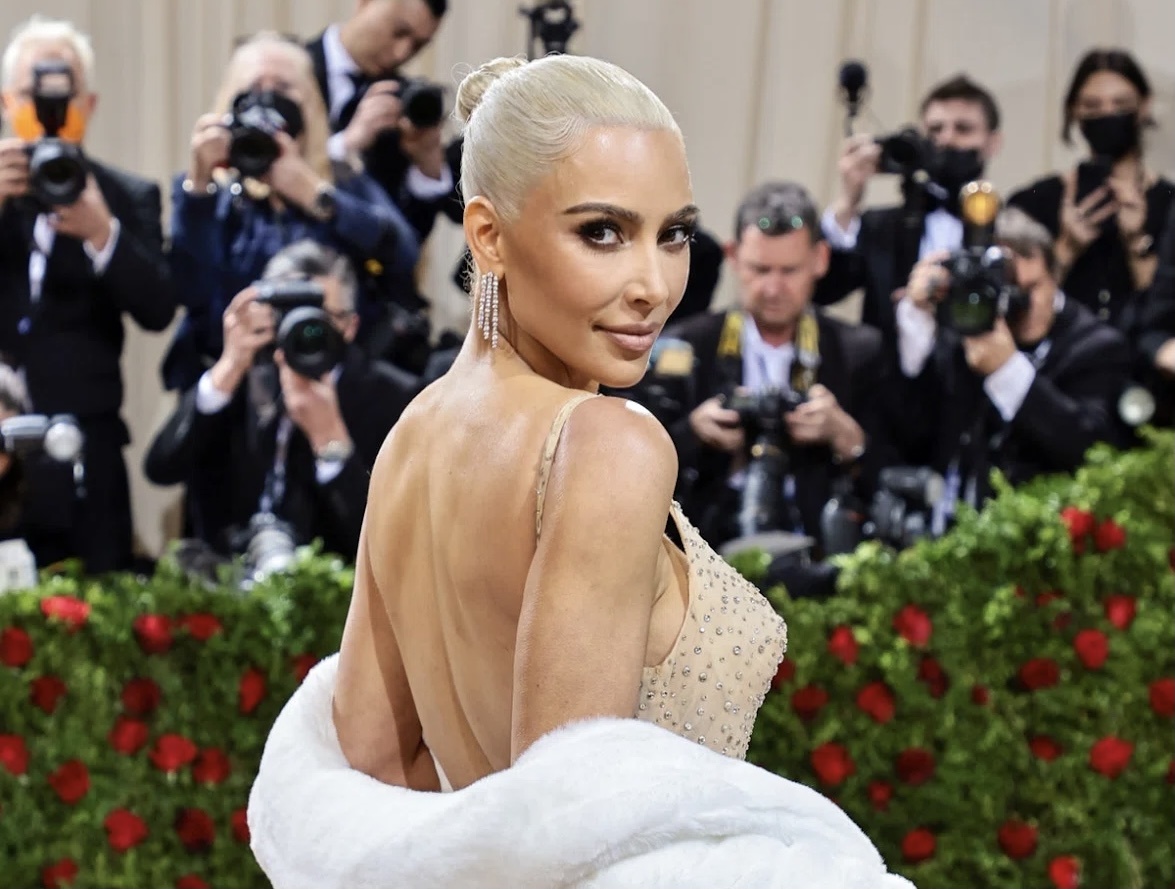 Kim Kardashian phai dung phu kien de mac vua vay cua Marilyn Monroe hinh anh