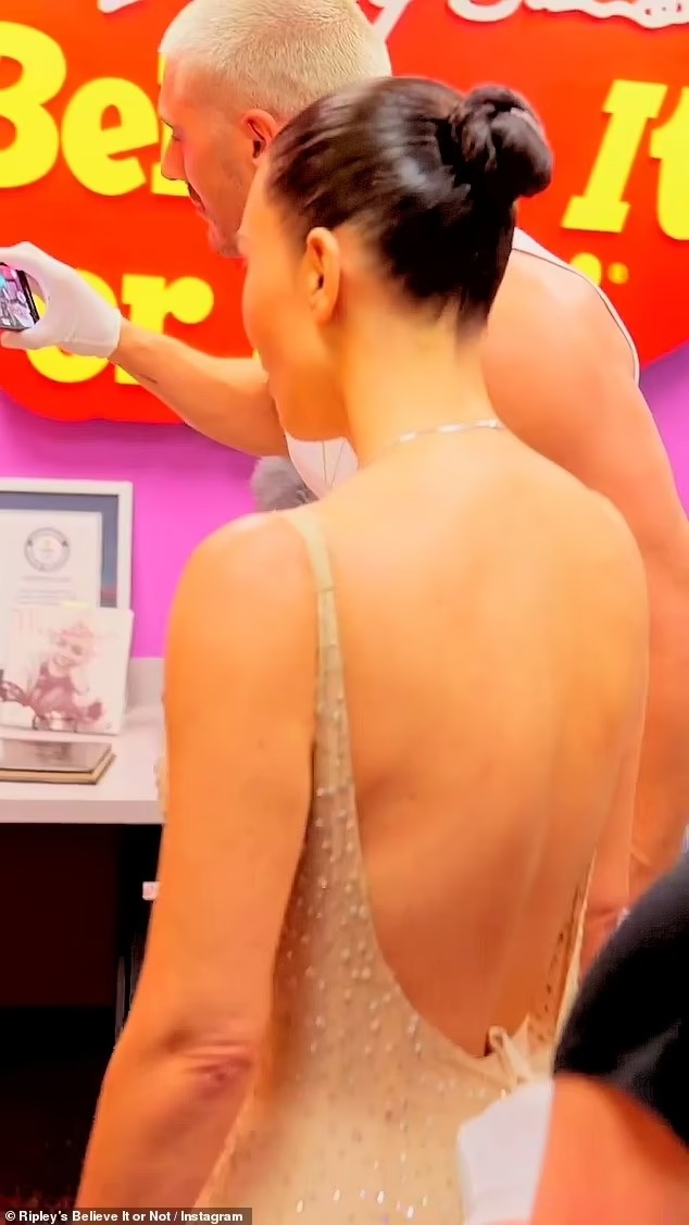 Kim Kardashian mac vay cua Marilyn Monroe anh 2