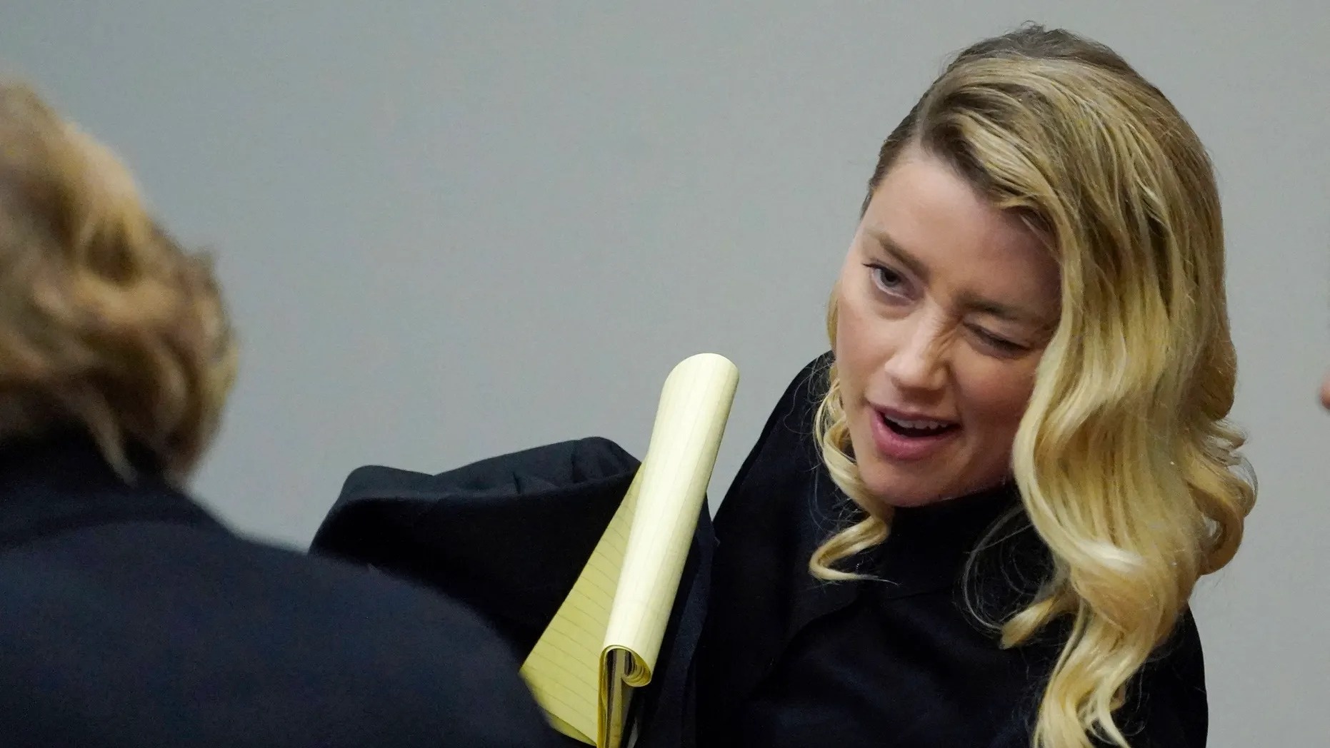 Johnny Depp kien Amber Heard anh 3