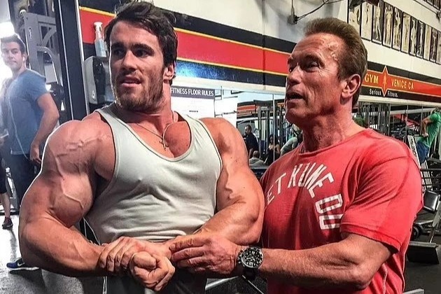 Dien vien dong vai Arnold Schwarzenegger hon me sau khi nga tu cua so hinh anh