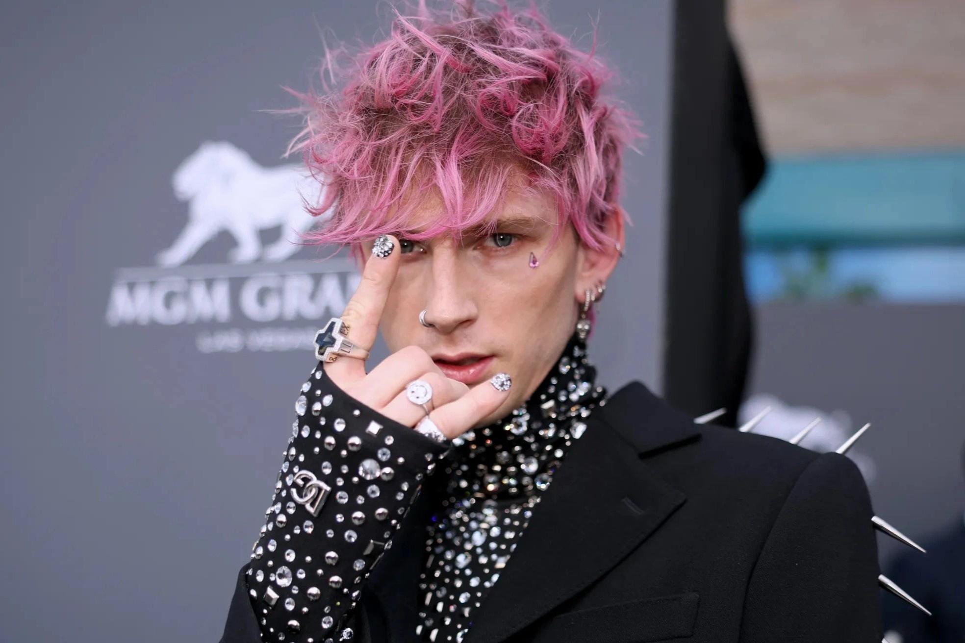 Sao nam nam kim cuong len rang, mong tay hinh anh