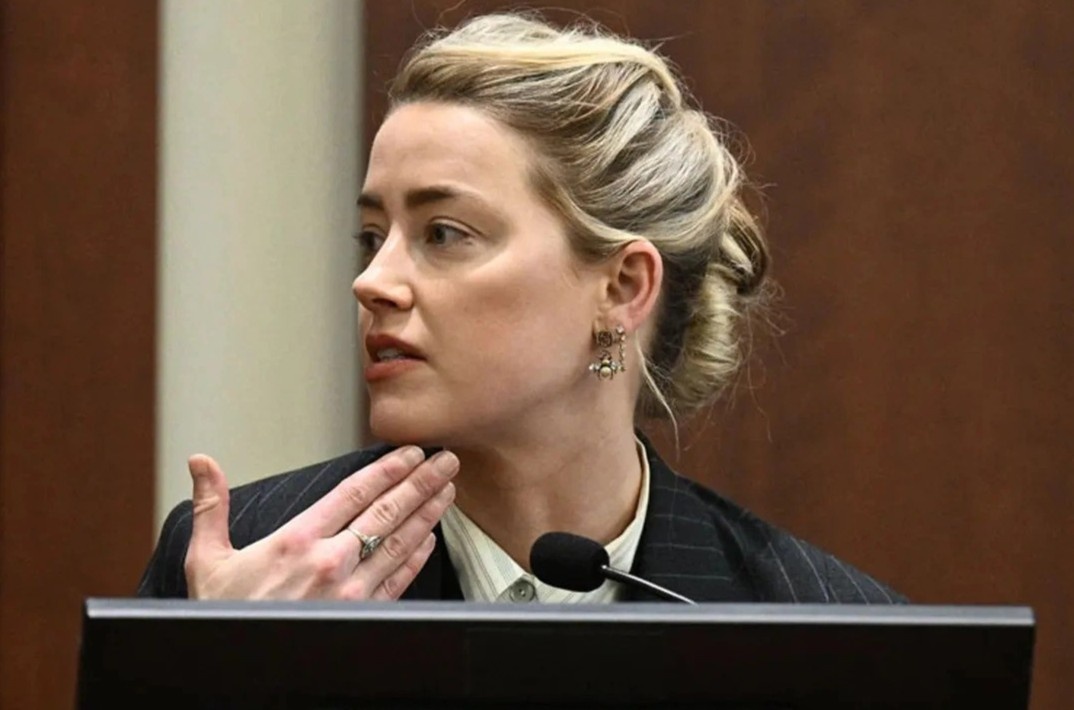 Ly do Amber Heard luon nhin boi tham doan hinh anh