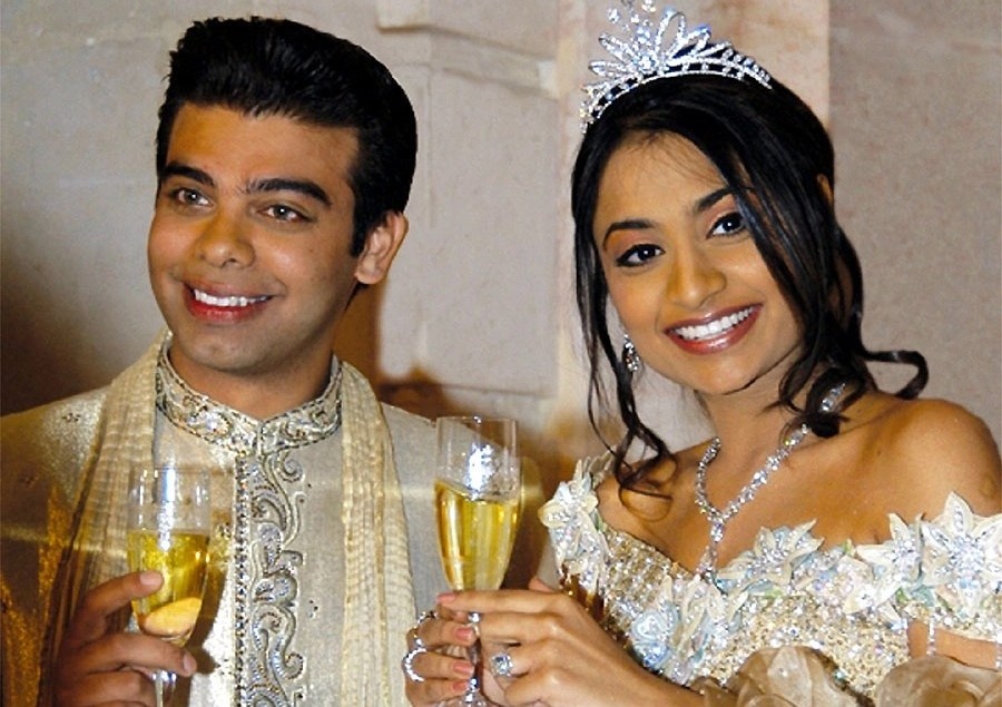 Ca si kiem bon tien nho hat le cuoi hinh anh