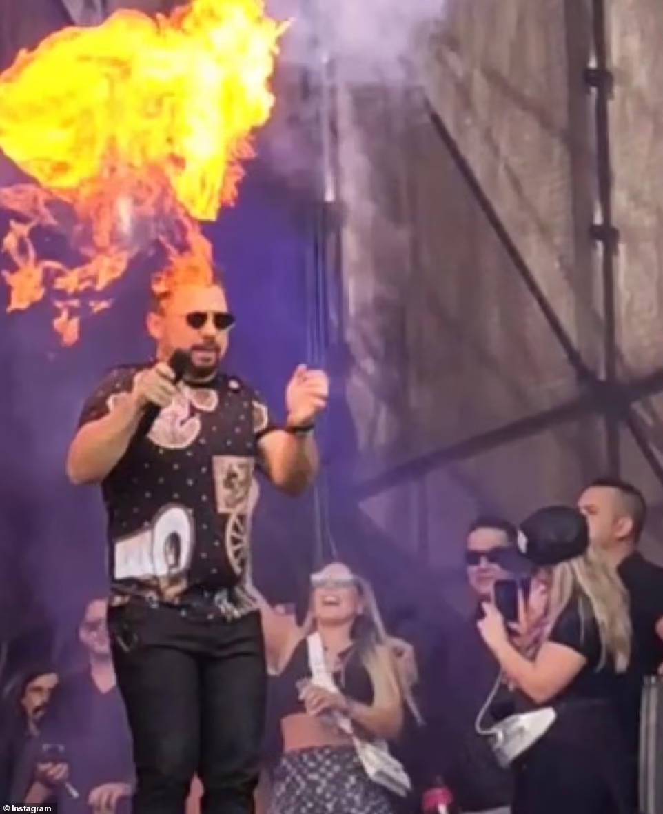 Ca si Brazil bi lua phut vao mat anh 2