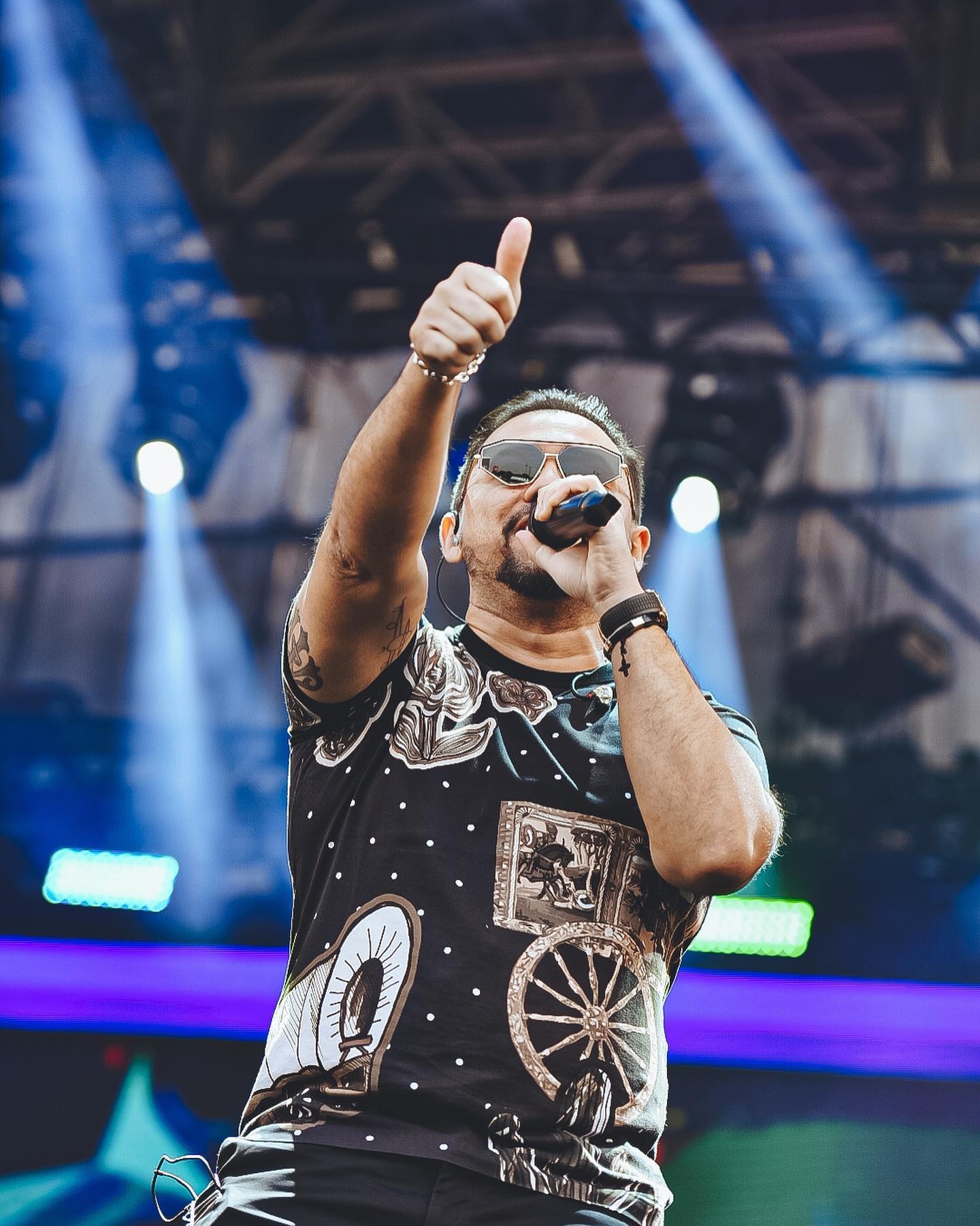 Ca si Brazil bi lua phut vao mat anh 3