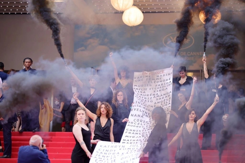 IU bi xo day o Cannes anh 4