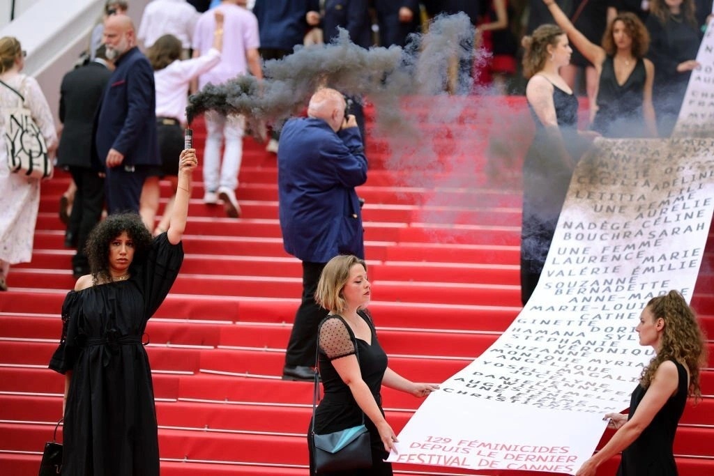 IU bi xo day o Cannes anh 5