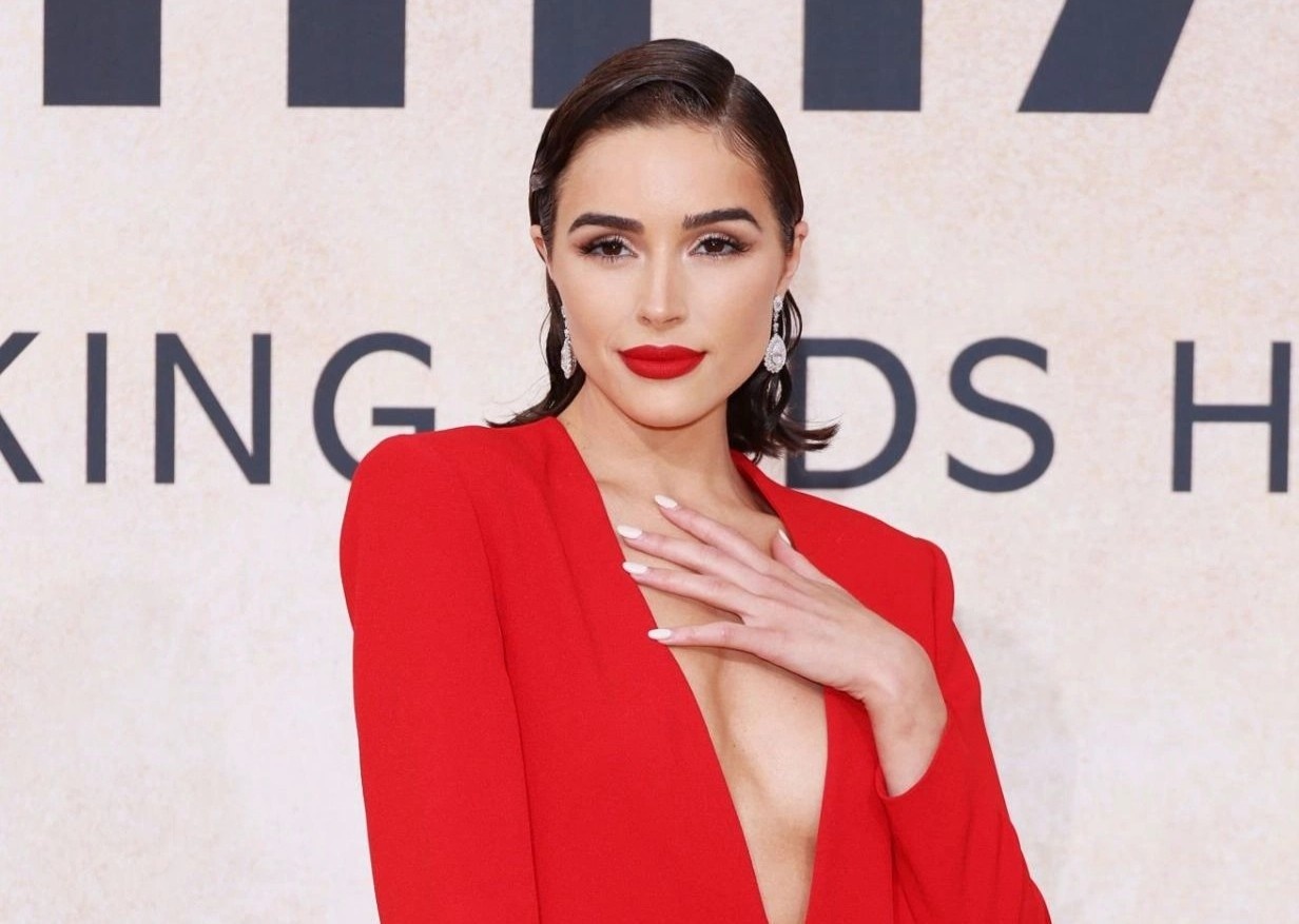 Olivia Culpo va nhieu nguoi mau lien tuc che chan vi so ho henh hinh anh